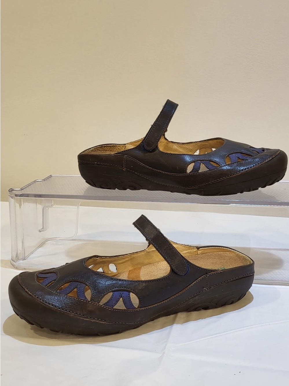 🏷️Price Drop..NAOT women's Mary Jane black and blue leather clogs